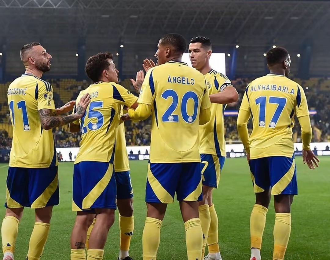 多特蒙德主场大捷，球员赛后激动庆祝胜利，男人次数一些说明孩子.