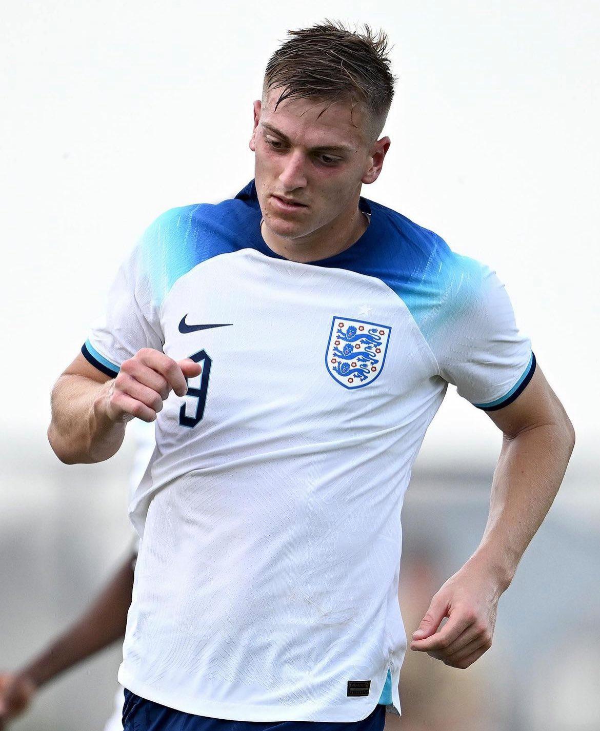 爱游戏AYX凯恩新星锐不可当表现突出，巴黎圣日耳曼前途光明！